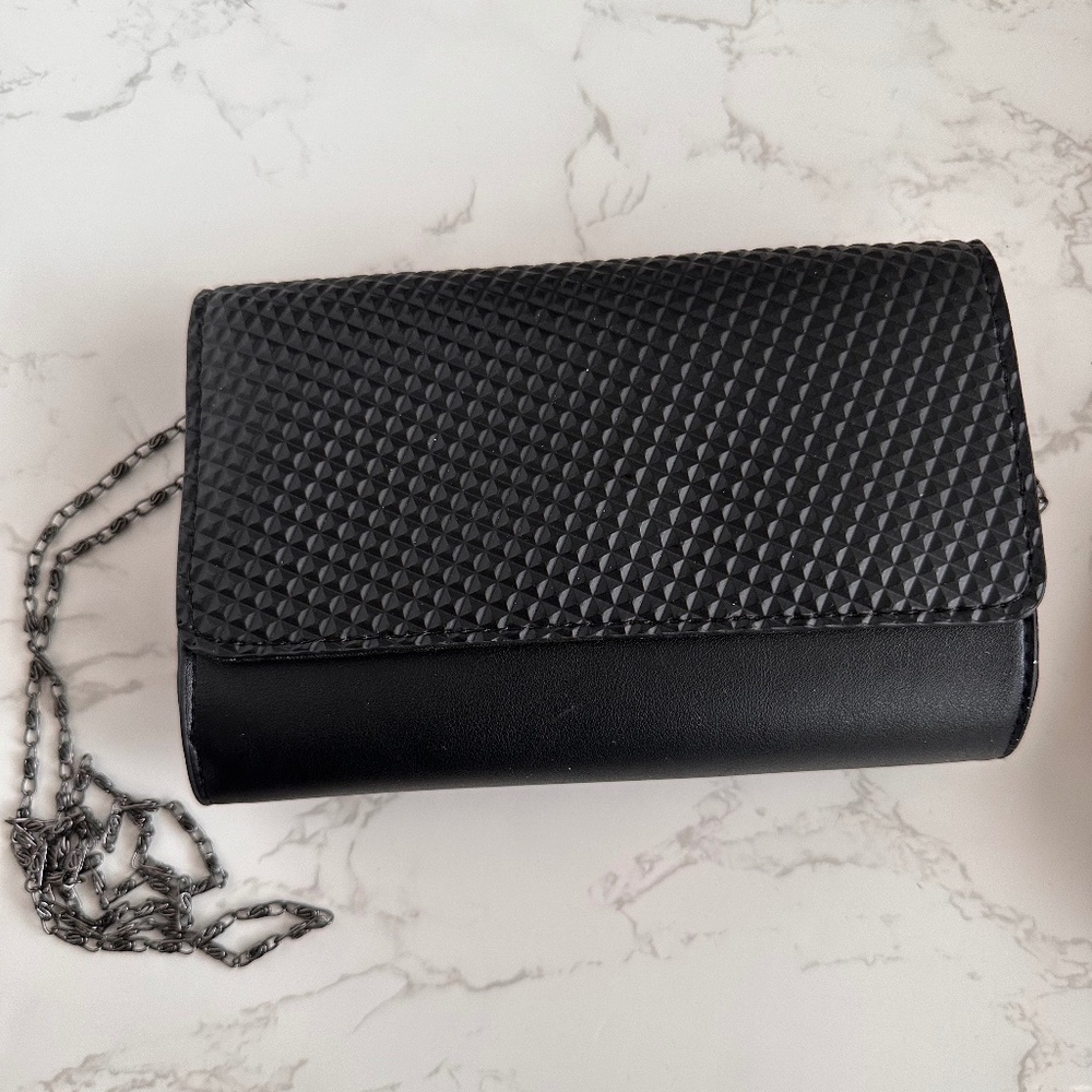 Neiman Marcus Women’s Vintage Black Chain Wallet Clutch